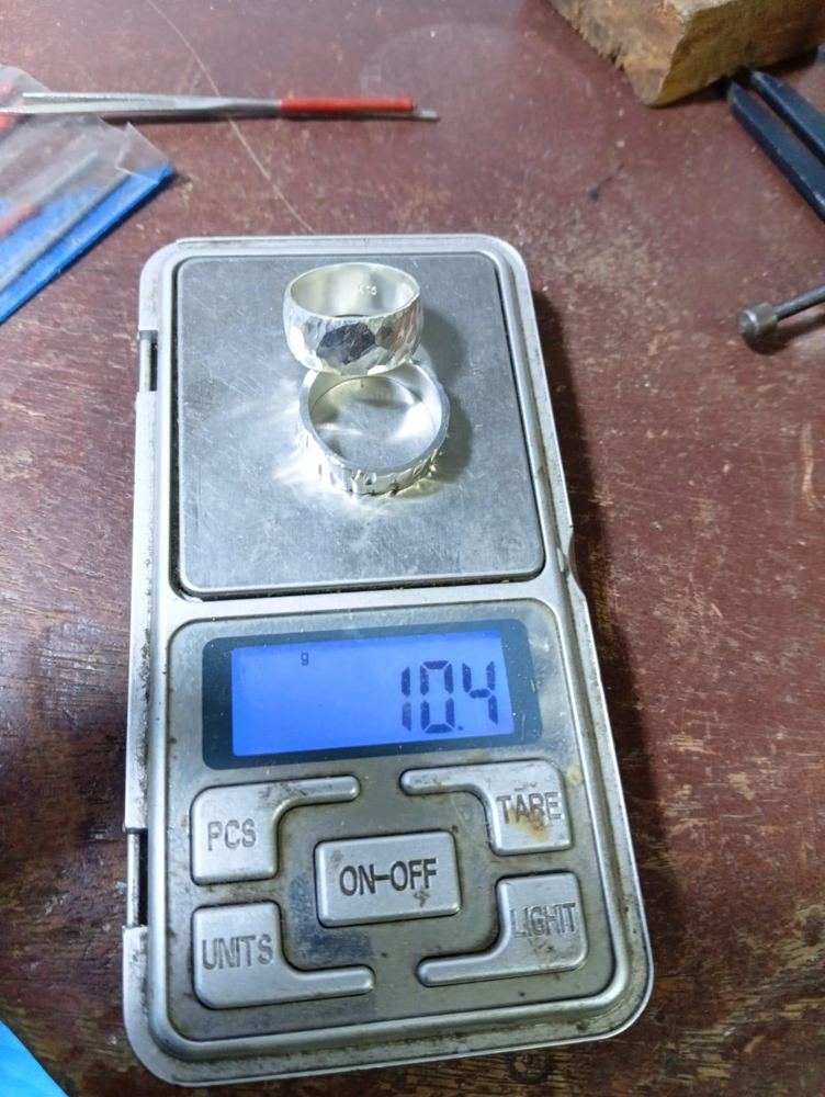 Dos anillos de plata martillados hechos por una pareja — 10.4 g