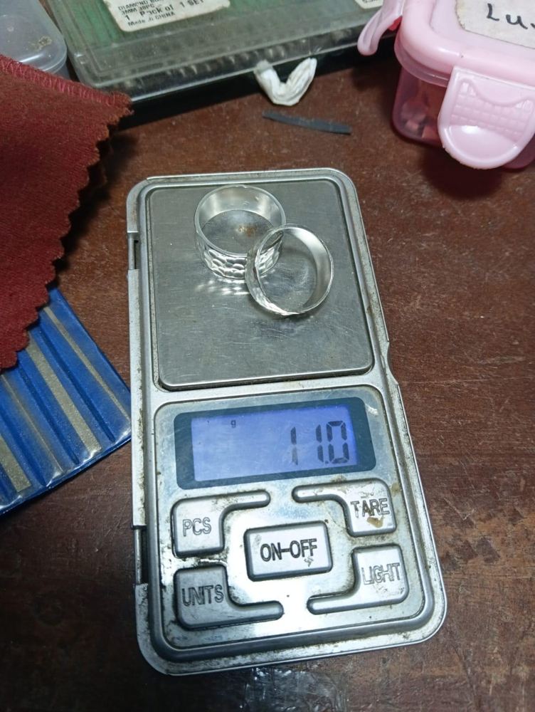 Dos anillos de plata martillados hechos por clientes — 11.0 g