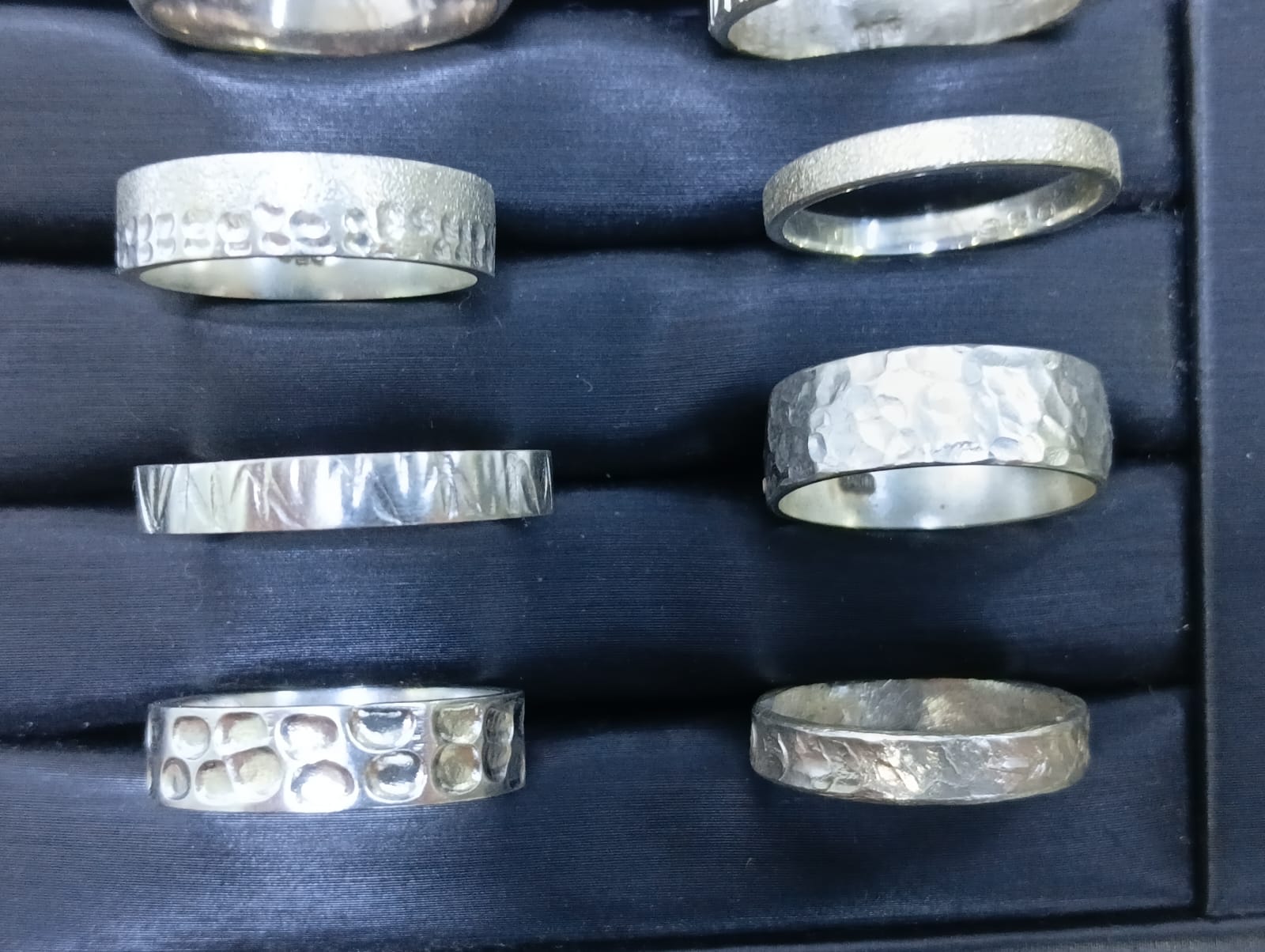 Anillos de plata con diferentes texturas artesanales