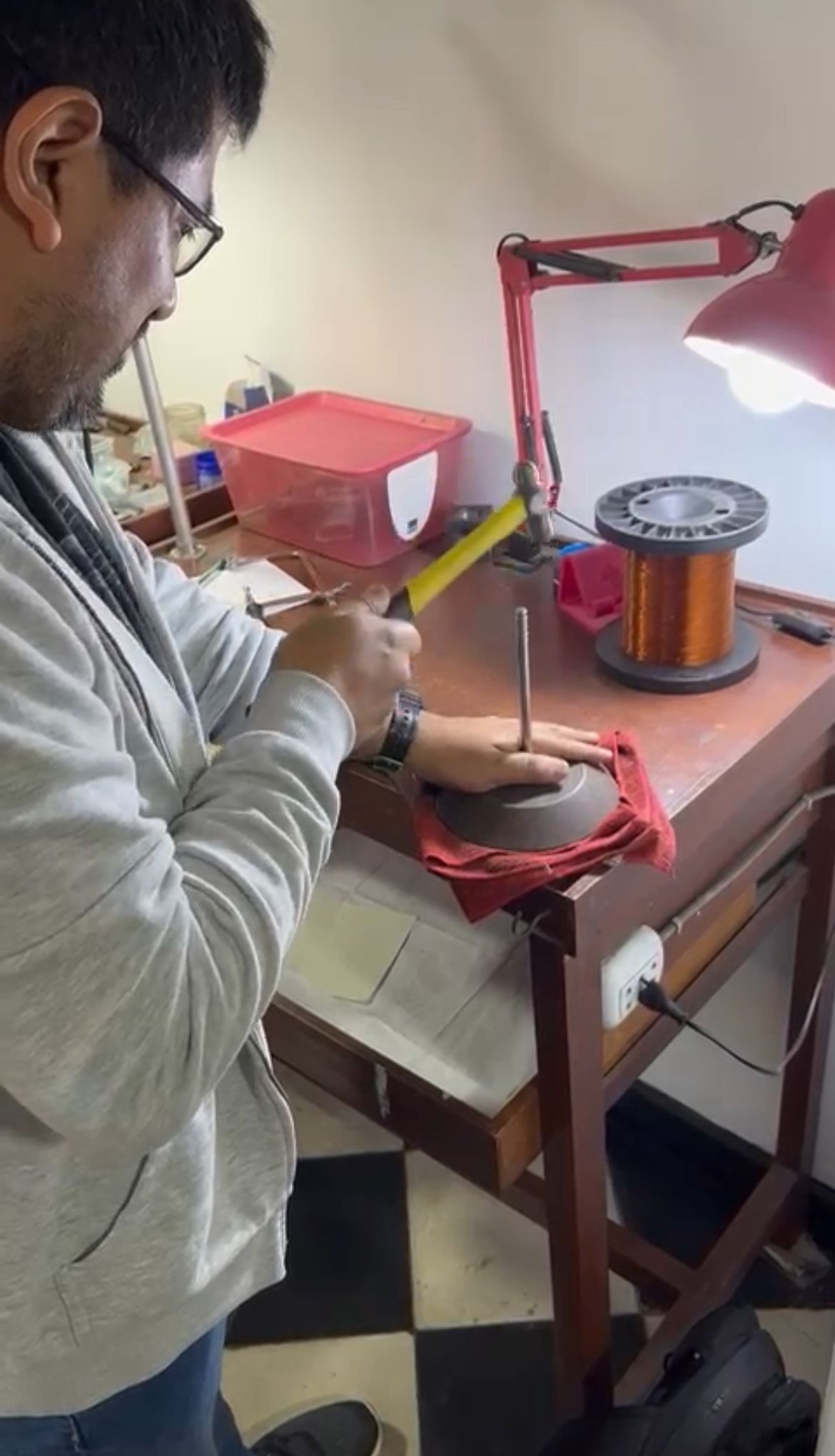 Artesano trabajando en el taller