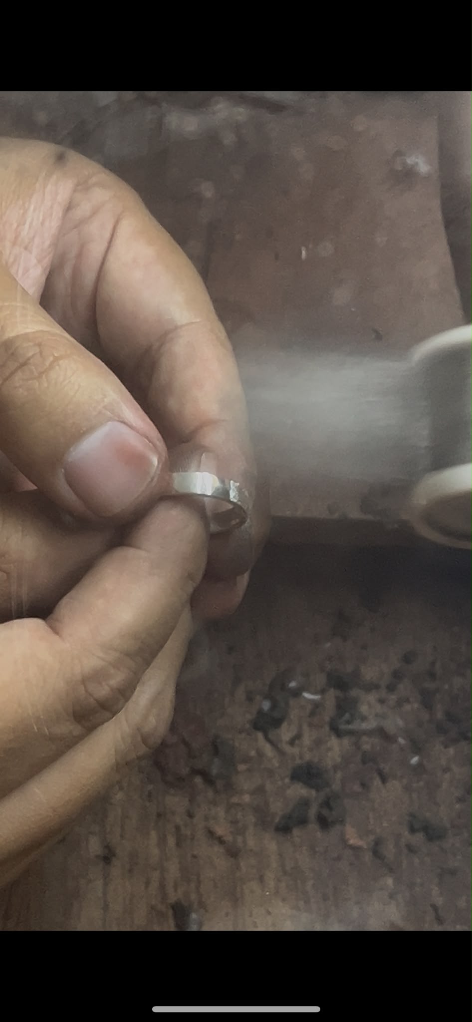 Pulido final del anillo de plata
