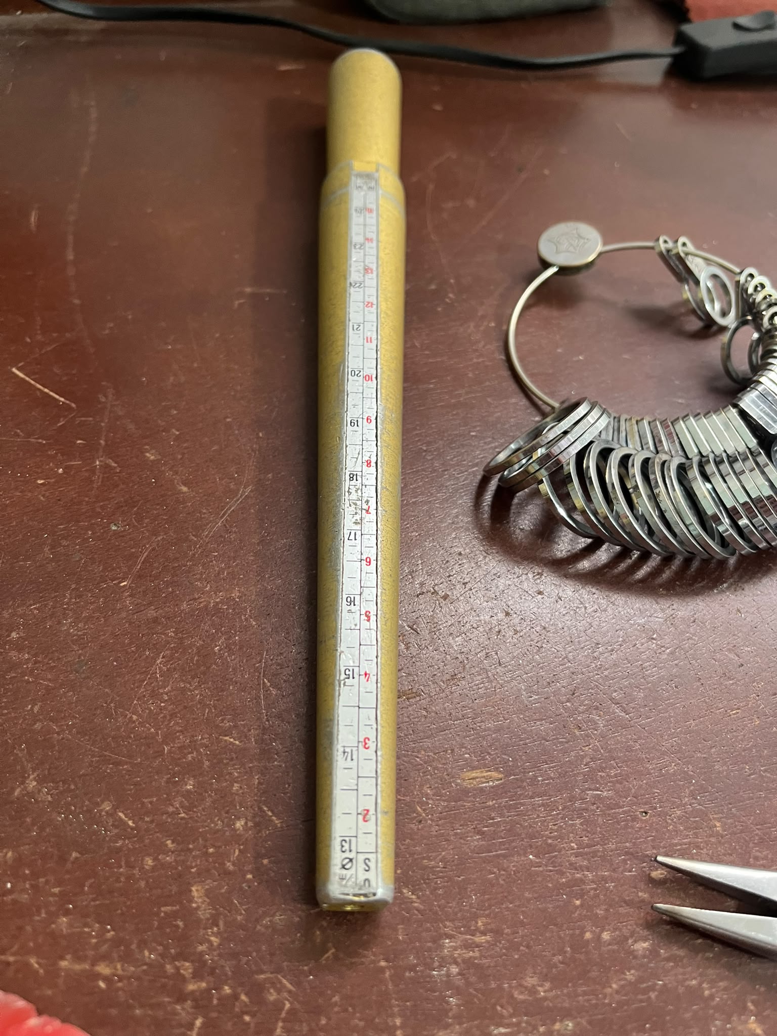 Medición del dedo con guía de tallas