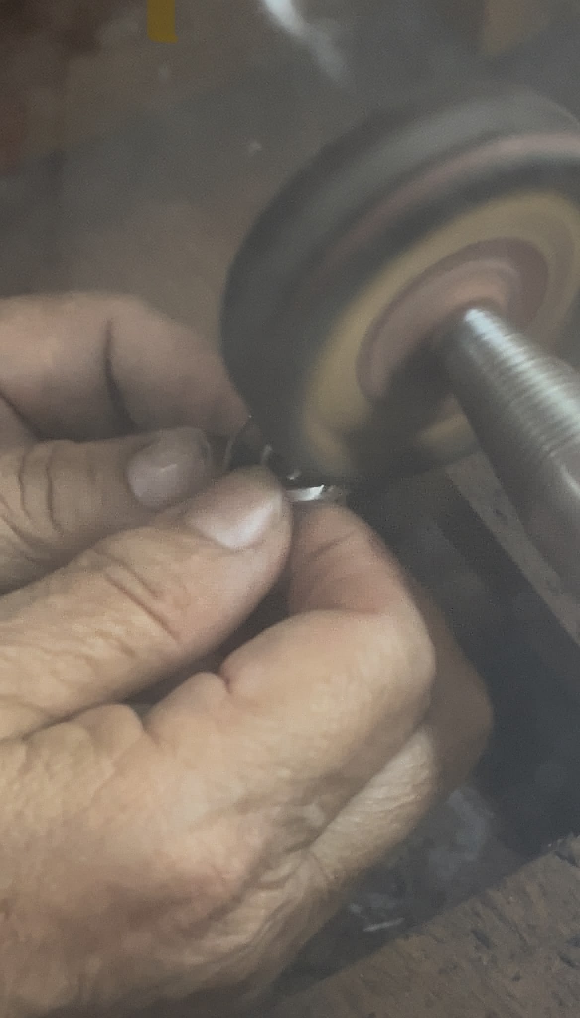 Pulido final del anillo de plata