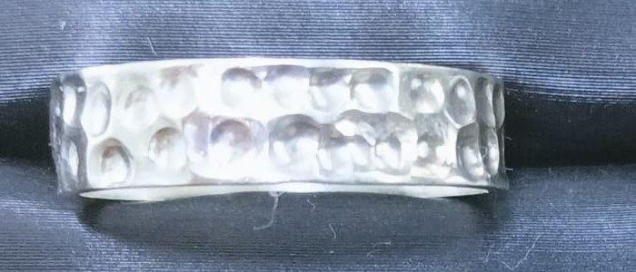 Anillo martillado circular en plata 950