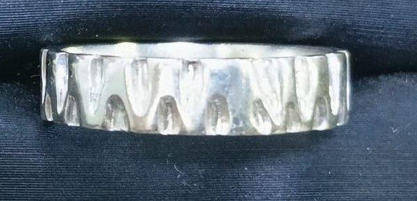 Anillo con entalles cincelados en plata 950
