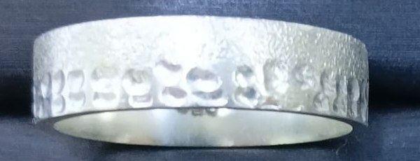 Anillo arenado con puntos estampados en plata 950