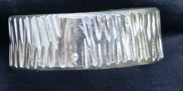 Anillo con textura de corteza en plata 950